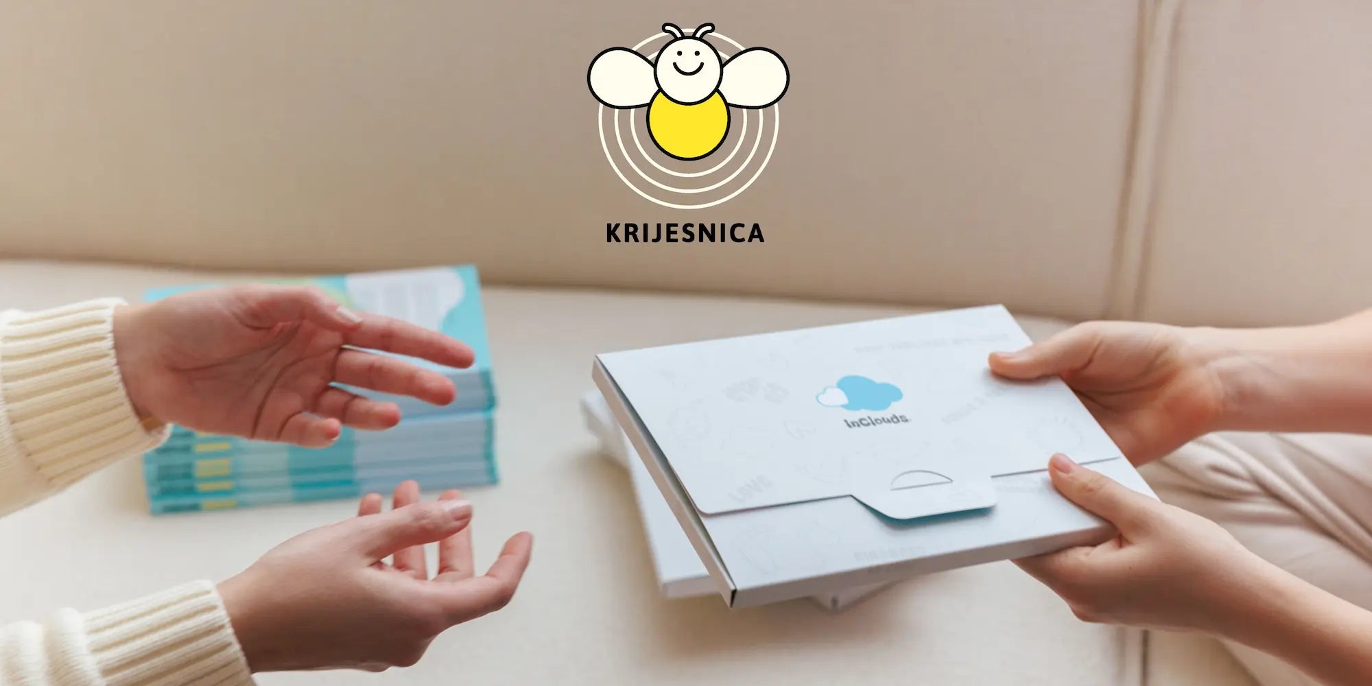 Krupni plan poklanjanja dnevnika inclouds djetetu u ruke